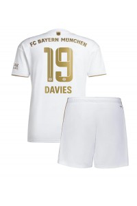 Fotbalové Dres Bayern Munich Alphonso Davies #19 Dětské Venkovní Oblečení 2022-23 Krátký Rukáv (+ trenýrky)